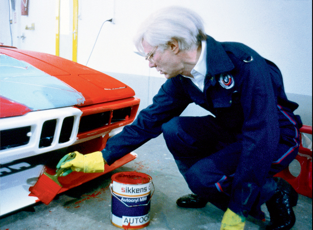 Но действует при этом изобретательнее! Например, в 1975 году запускает проект Art Cars. В 1979 году Энди Уорхол раскрашивает суперкар BMW M1. Он станет единственным автомобилем, который удостоится права быть выставленным в Эрмитаже