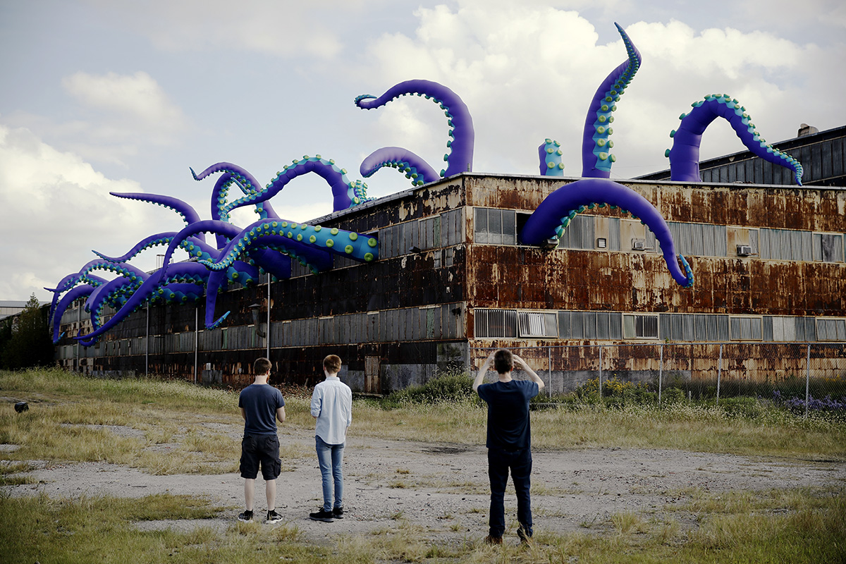 Надувную скульптуру «Морские монстры ЗДЕСЬ» сделали британские художники Грязный Люкер и Педро Эстрелас