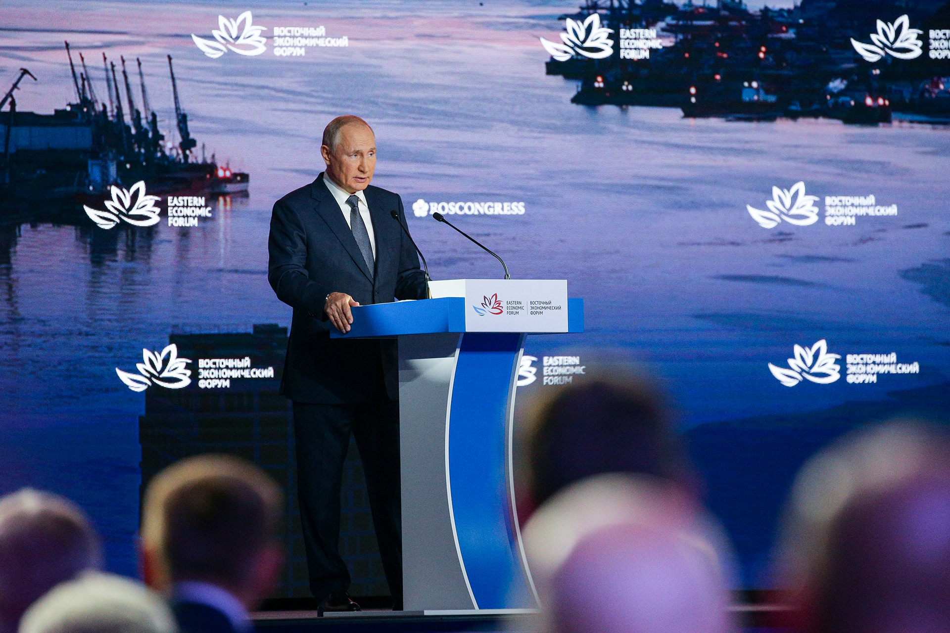Президент РФ Владимир Путин на пленарном заседании Восточного экономического форума-2021