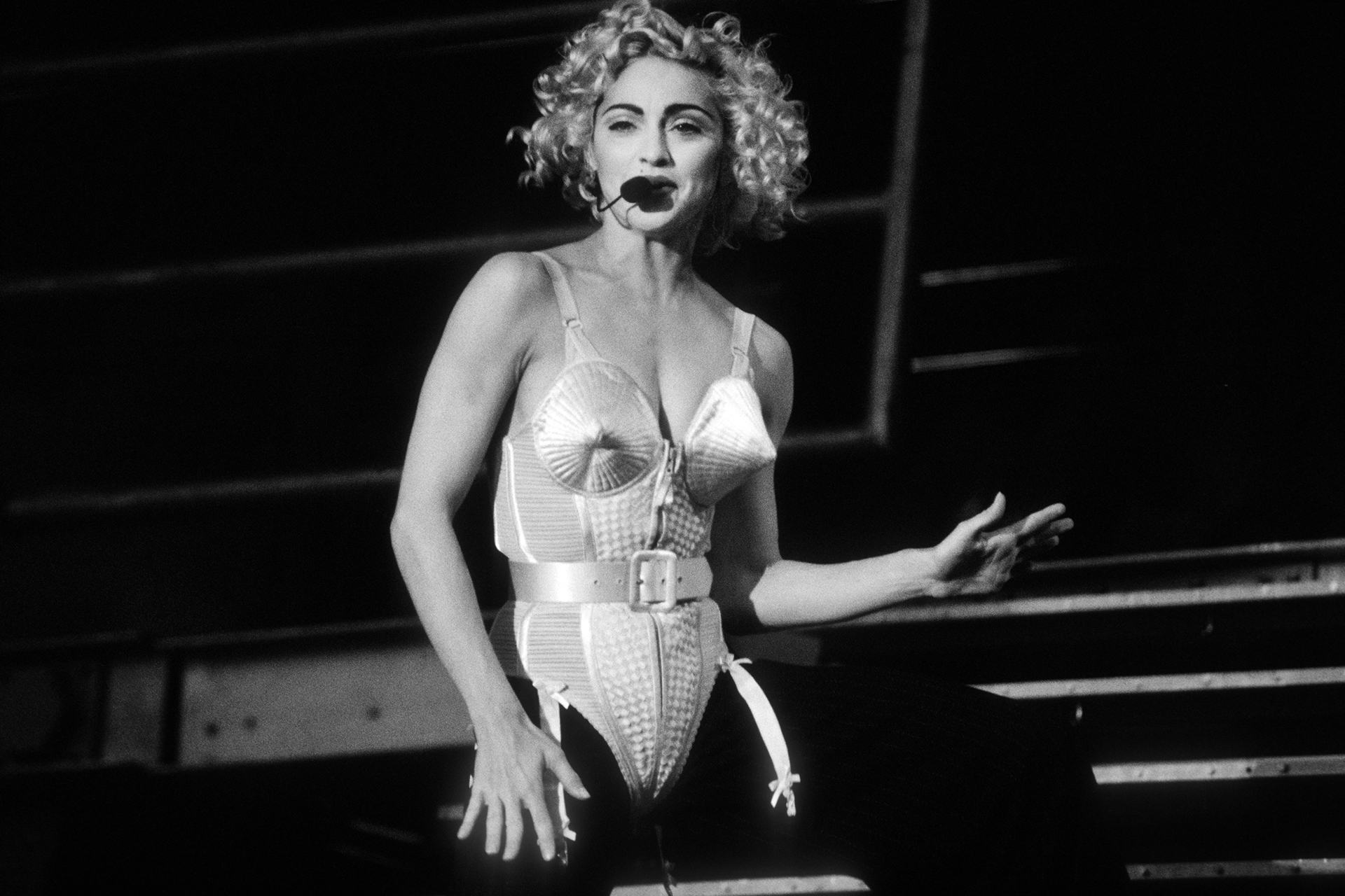Мадонна во время выступления, 1990 год