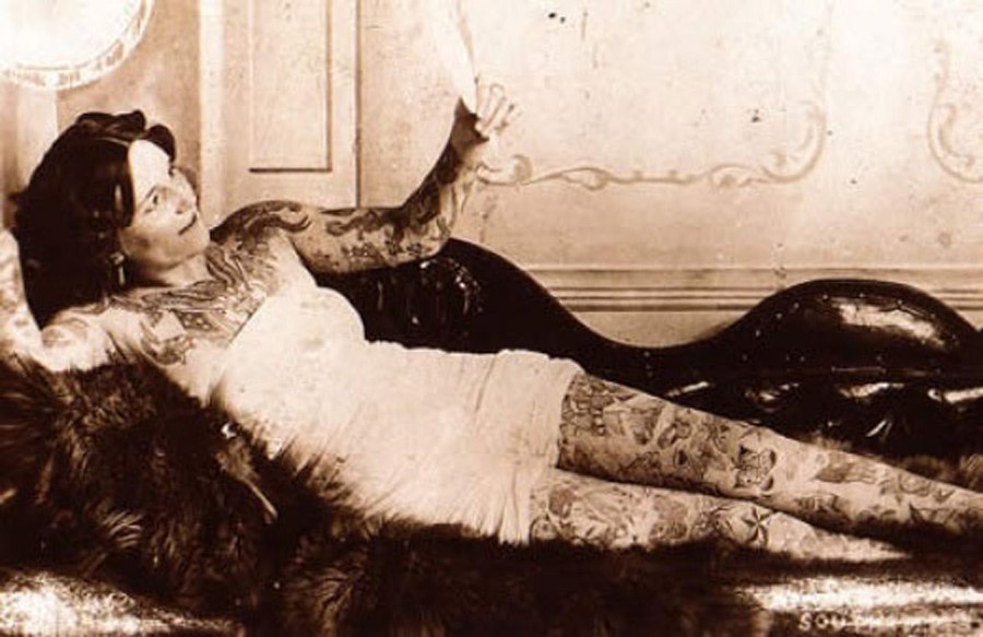 Татуированная девушка начала 20-го века | Источник: vintag.es