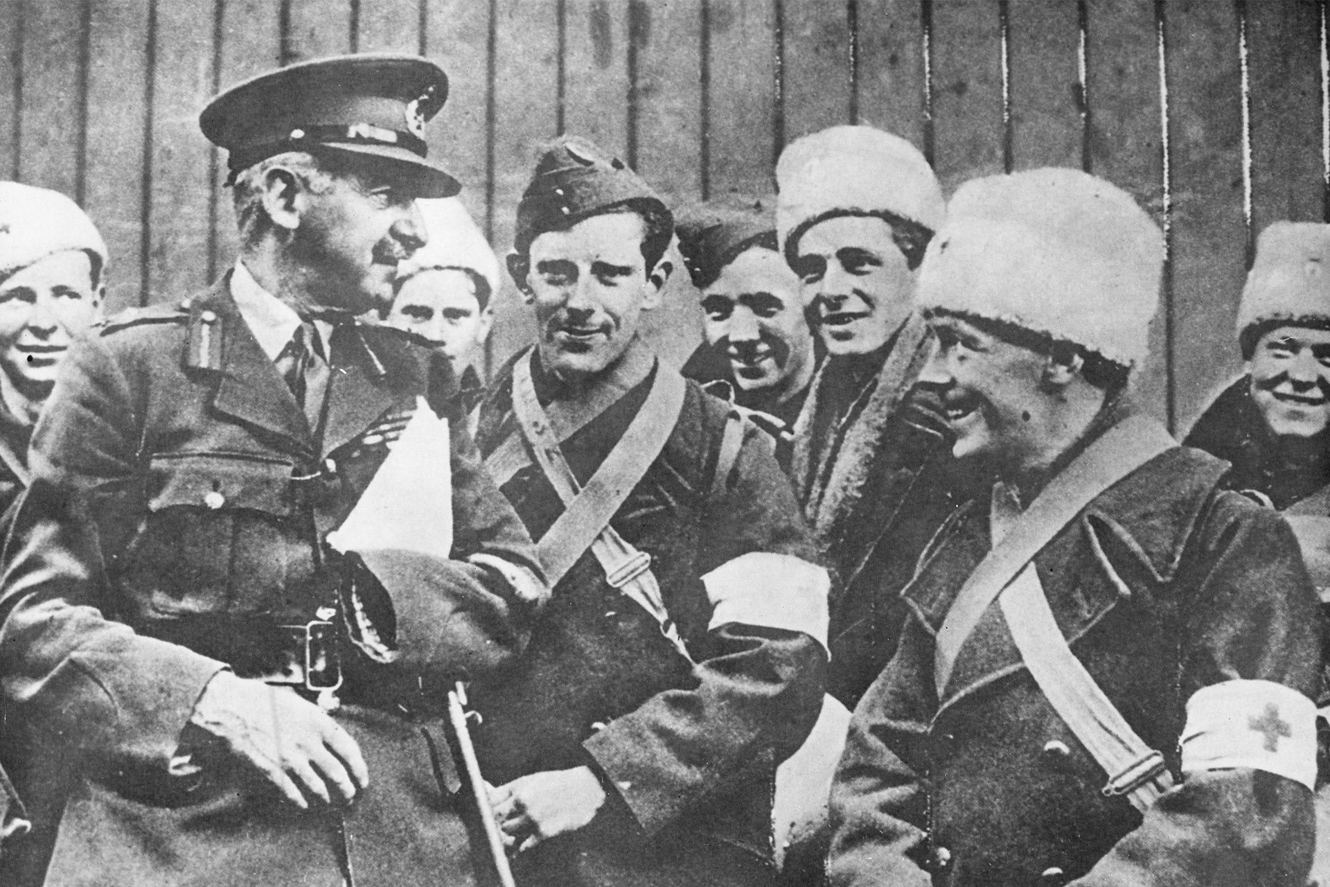 Адриан Картон де Виарт с членами бригады Friends' Ambulance Unit, возвращающимися из норвежской кампании, 1940 год