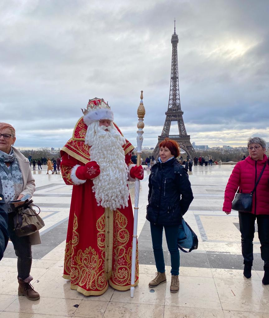 Французские туристки вокруг Деда Мороза. Фото автора
