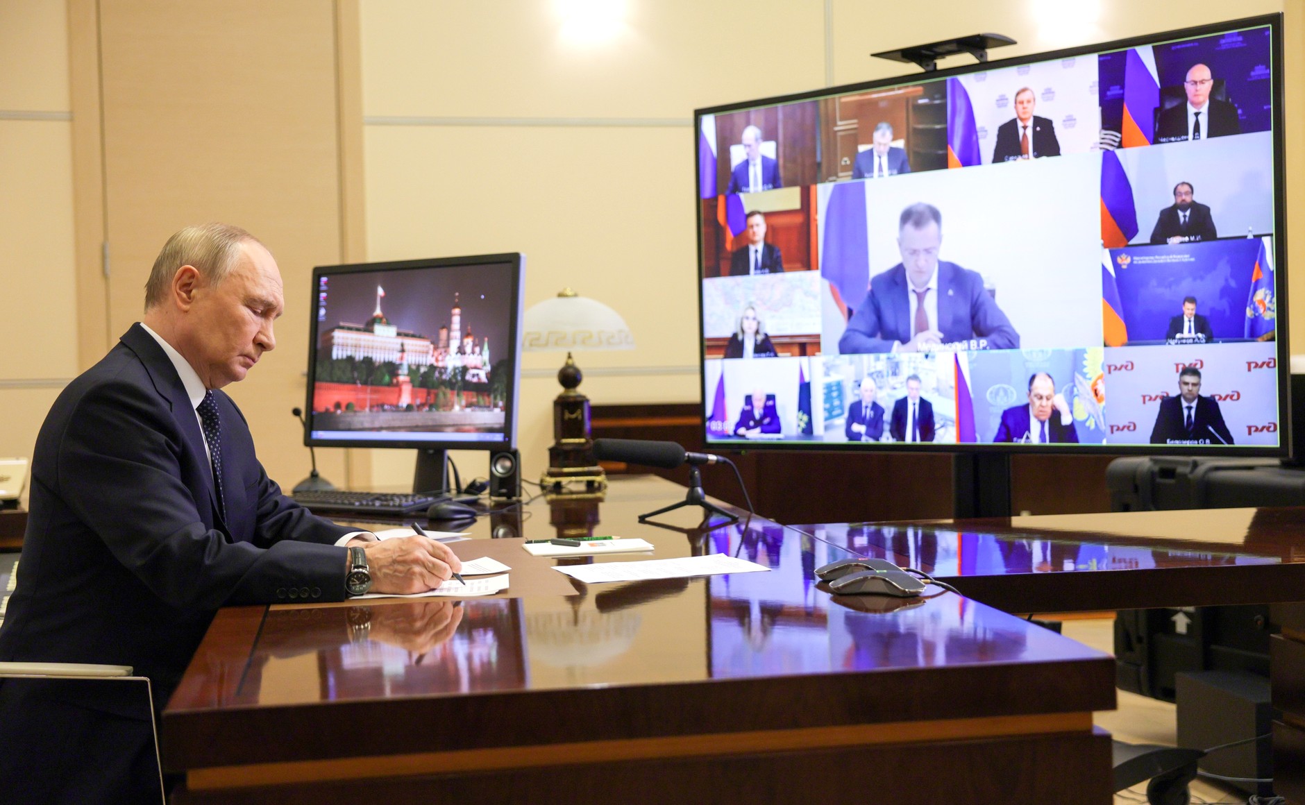 Владимир Путин на совещании с правительством