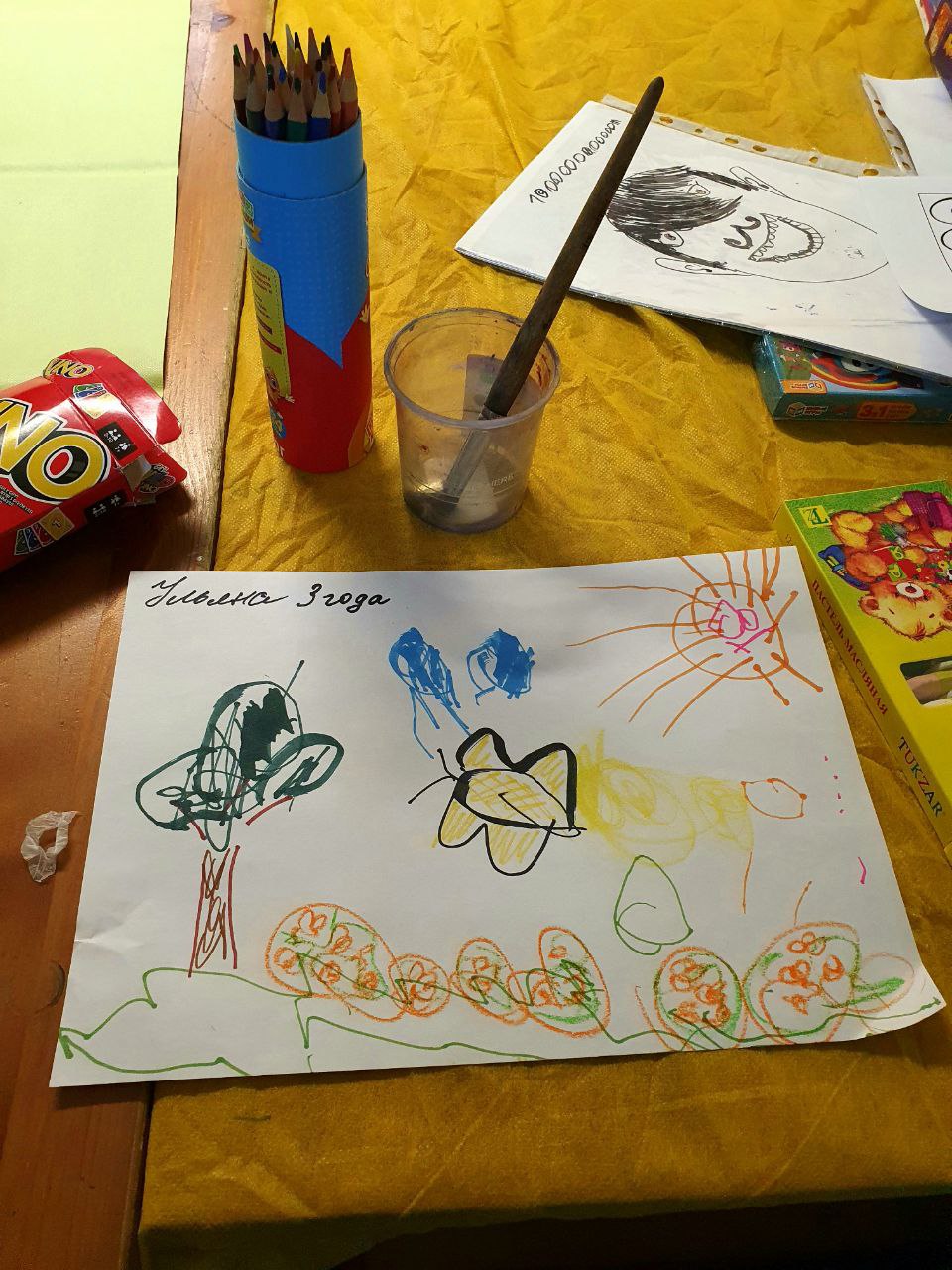 Пока трехлетняя Ульяна рисует с волонтерами, ее мама может чуть отдохнуть