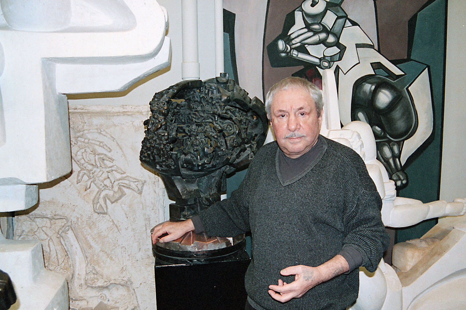 Эрнст Неизвестный с макетом своей скульптуры «Древо жизни» в студии в Нью-Йорке, 2000 год