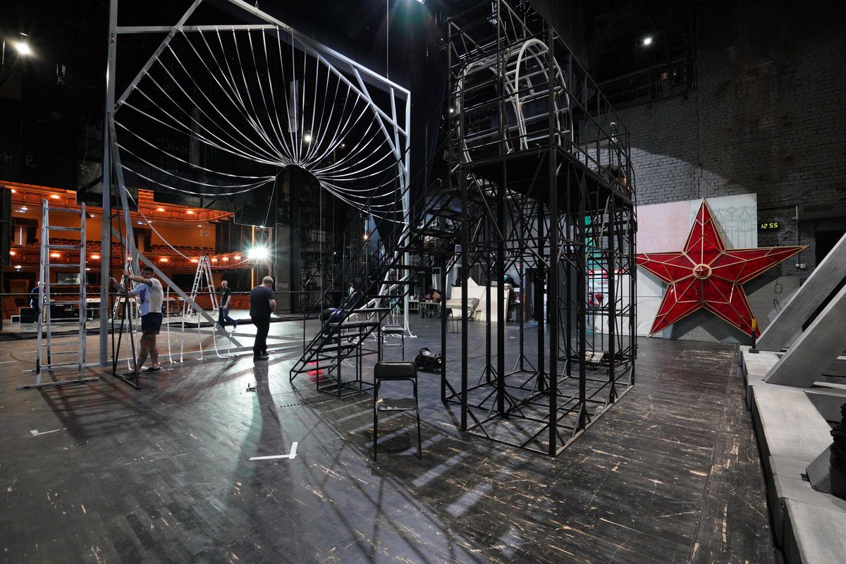 На сцене первого русского театра драмы имени Федора Волкова. Фото: Георгий Шпикалов