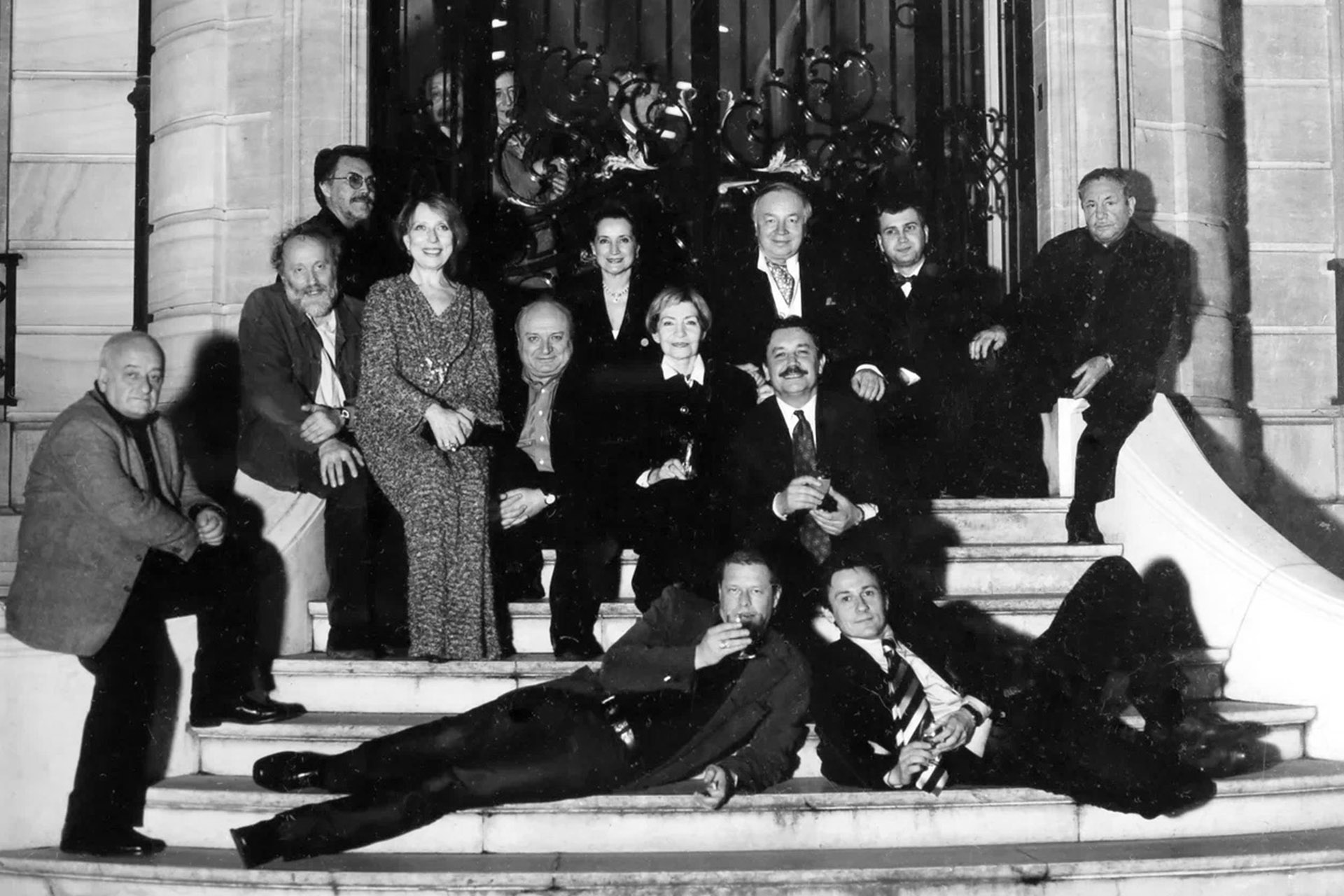 «Триумф» в Париже. Члены жюри и лауреаты премии «Триумф» на ступенях особняка на Елисейских полях, 1996 год