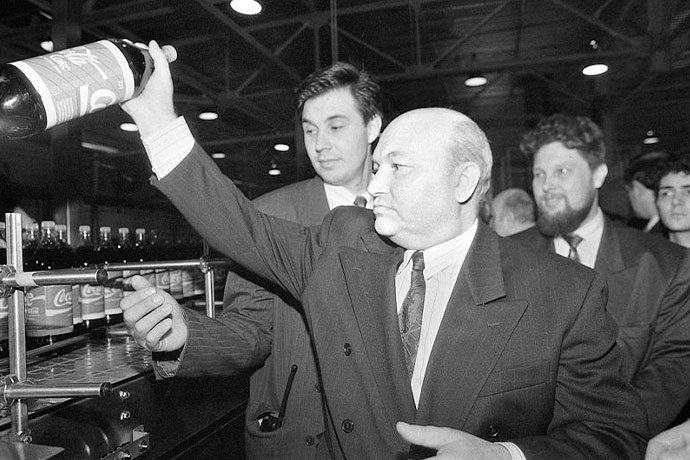 Мэр Москвы Юрий Лужков  на церемонии открытии завода Coca-Cola, 1994 год
