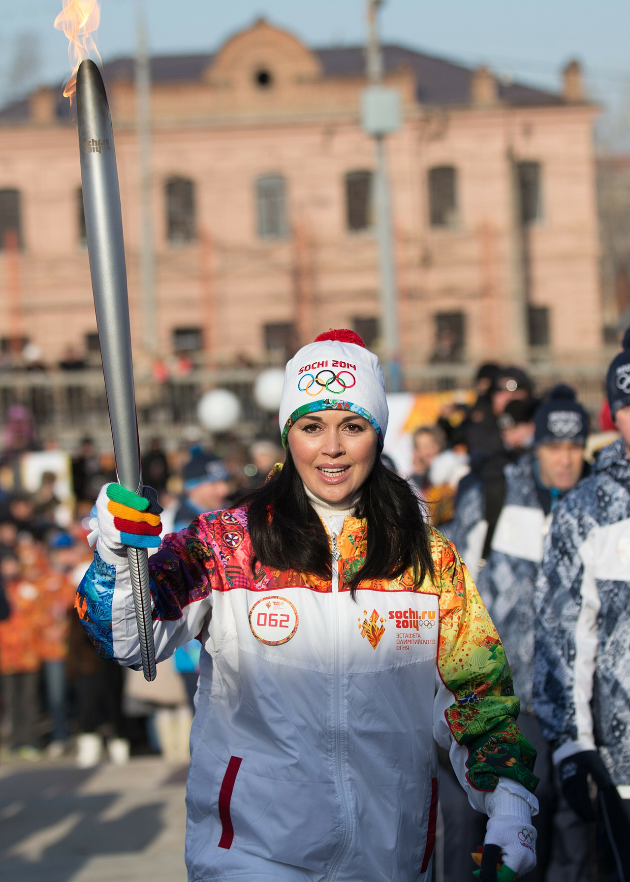 Анастасия Заворотнюк, несущая олимпийский огонь в Астрахани, 2013 год