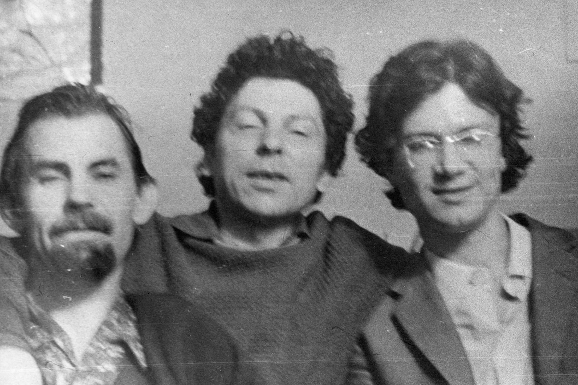 Слева направо: Владлен Гаврильчик, Евгений Бачурин и Эдуард Лимонов, мастерская Бачурина, Москва, 1969 год