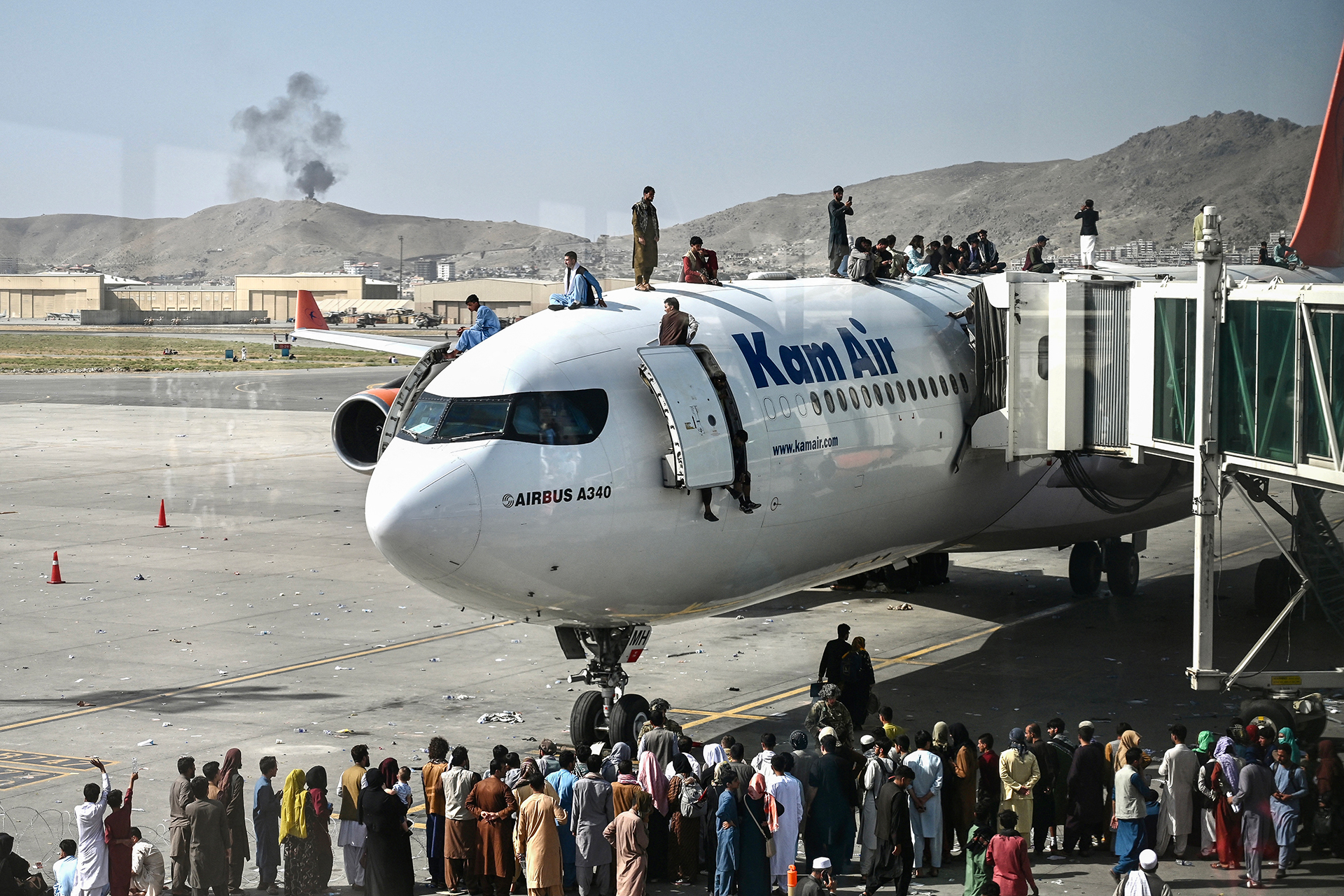 Афганцы забираются на самолет во время ожидания в кабульском аэропорту. 16 августа 2021 года