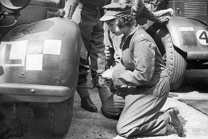Принцесса Елизавета ремонтирует автомобиль  в качестве второго младшего офицера,  12 апреля 1945 года