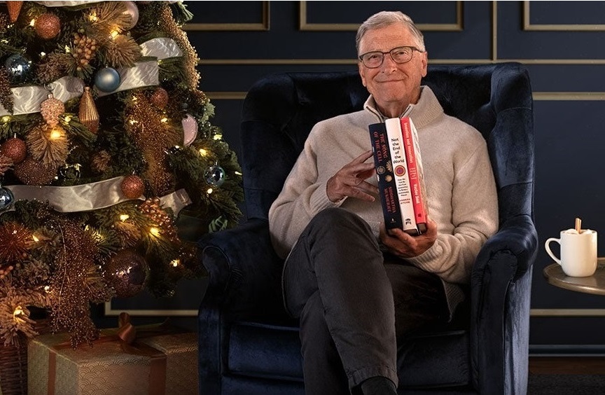 Бывший глава Microsoft Билл Гейтс с избранными книгами 2023 года