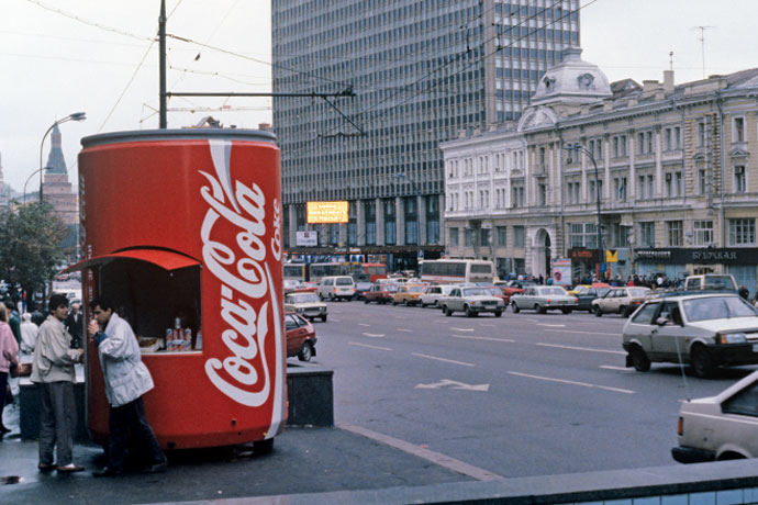Палатка с рекламой Coca-Cola на Тверской Улице в Москве, 1993 год