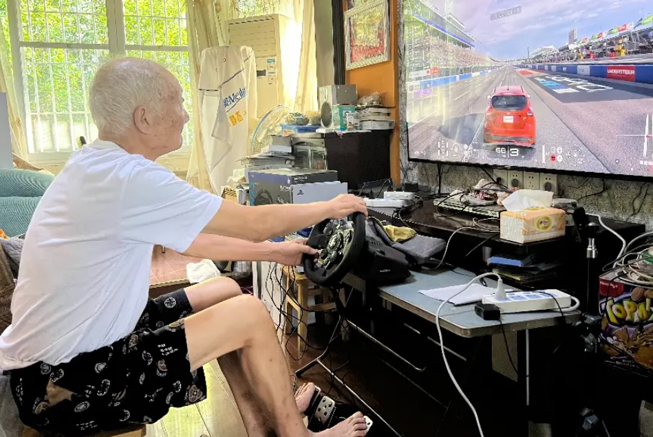 Старейший в мире геймер-видеоблогер Ян Бинлин