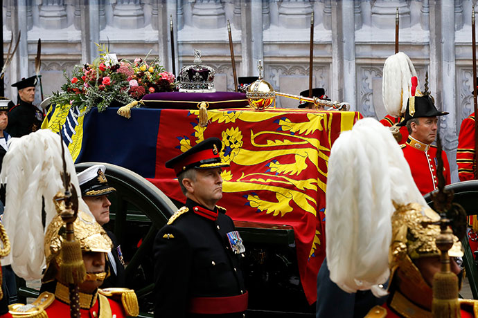 Гроб с телом королевы Елизаветы II переносят в Вестминстерское аббатство, 19 сентября 2022 год