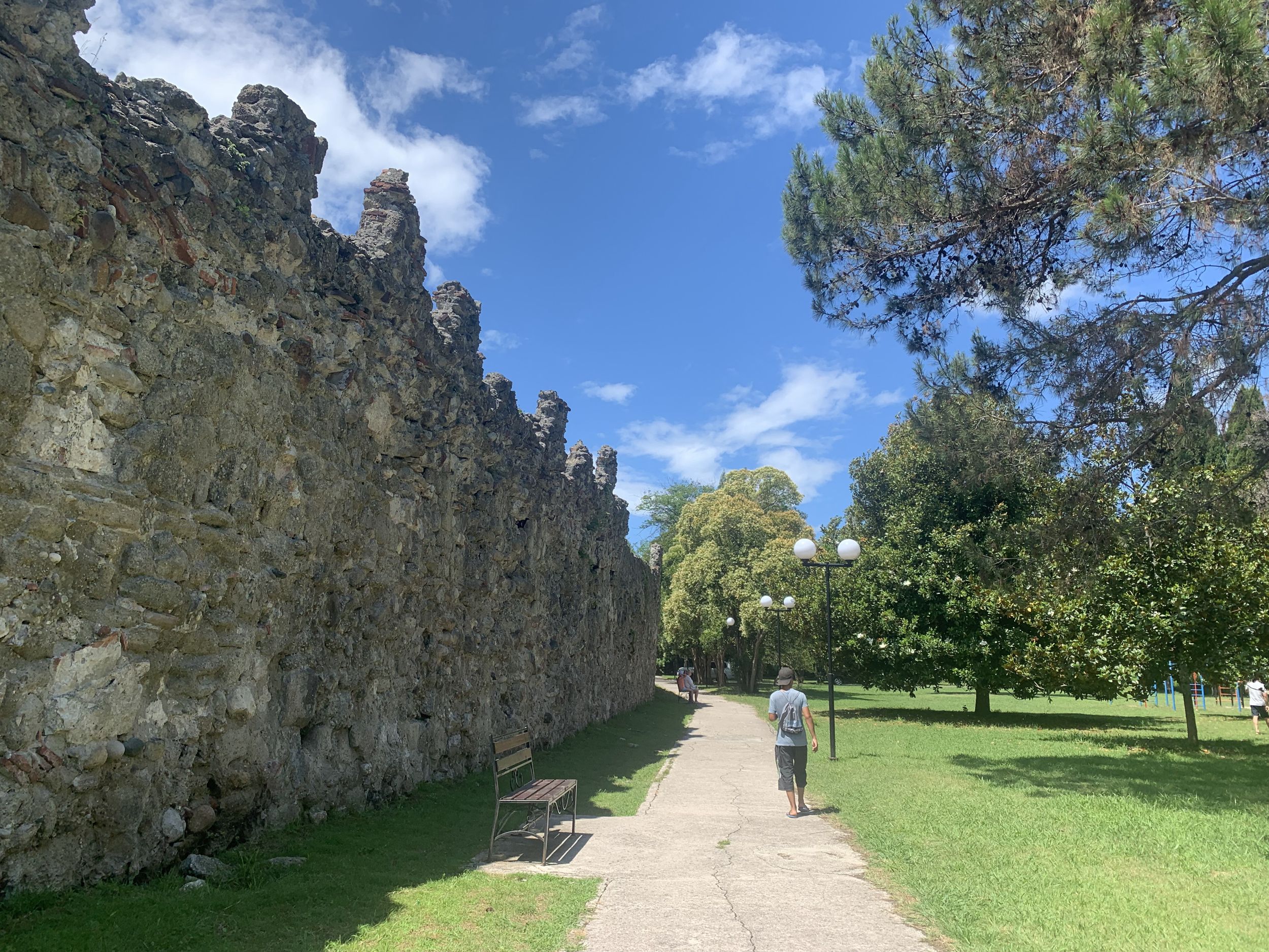 Каменная крепостная стена X века в Пицунде
