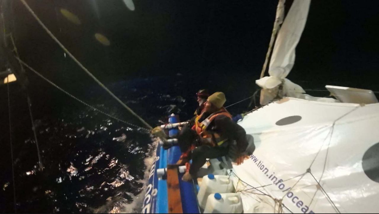Момент эвакуации экспедиции на борт сухогруза Dugong Ace