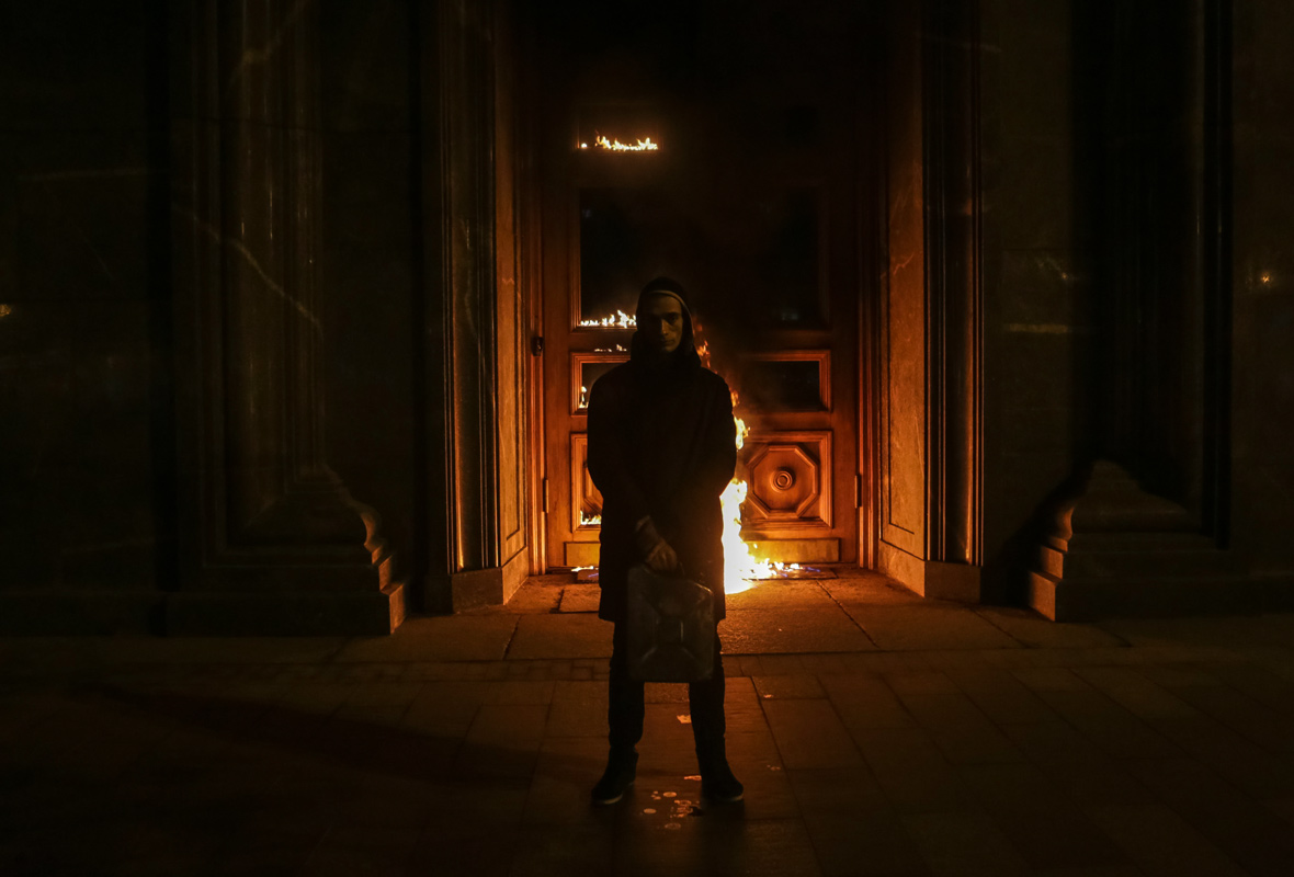 9 ноября 2015 года российский художник-акционист Петр Павленский поджег главную дверь Федеральной Службы Безопасности России. После чего он стоял на фоне горящей двери, держа в руках канистру с бензином. Эту акцию художник назвал «Угроза».
