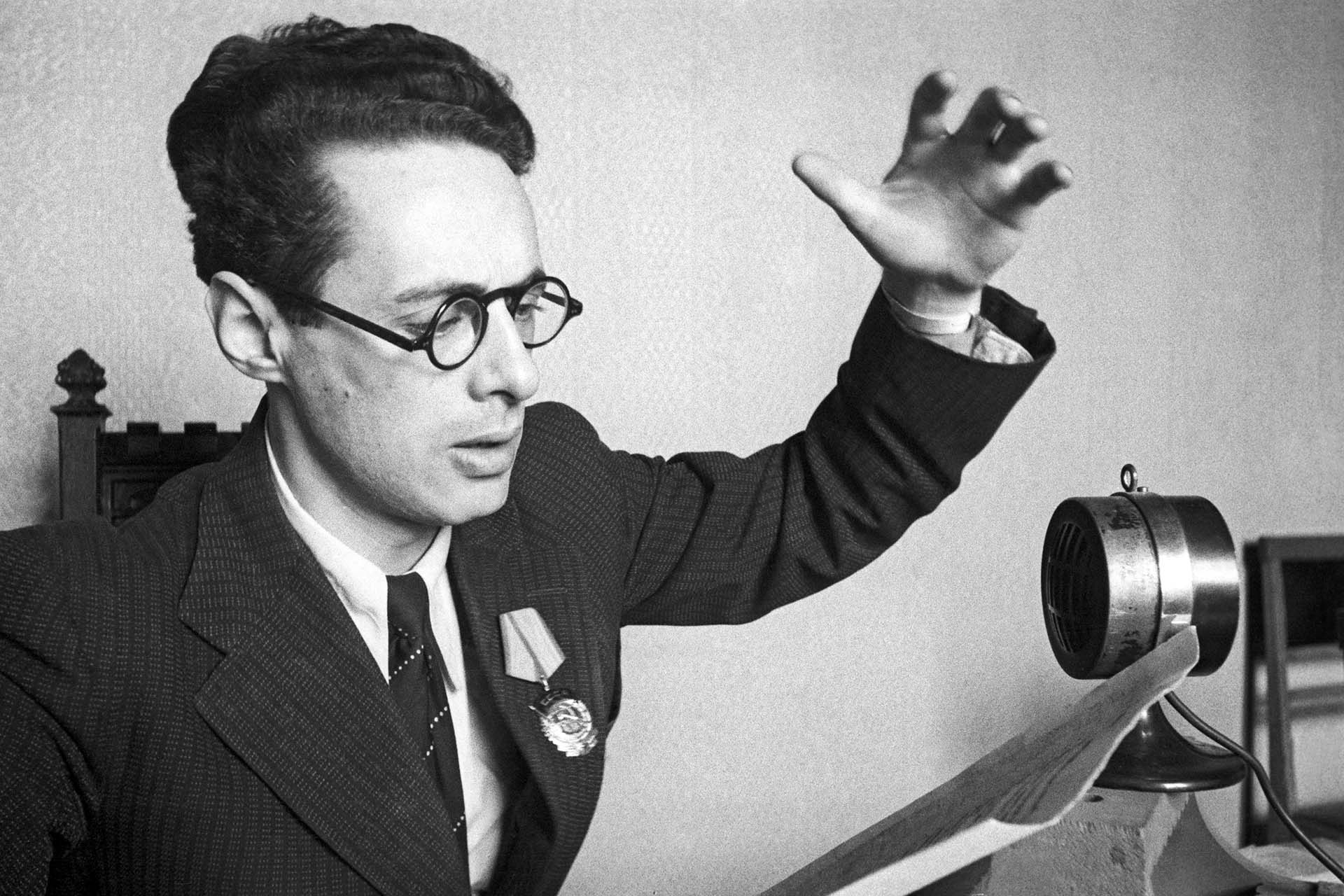Юрий Борисович Левитан зачитывает в прямом эфире приказ Верховного Главнокомандующего Вооруженными Силами СССР Иосифа Виссарионовича Сталина о взятии Берлина в студии Всесоюзного радио, 3 мая 1945 года