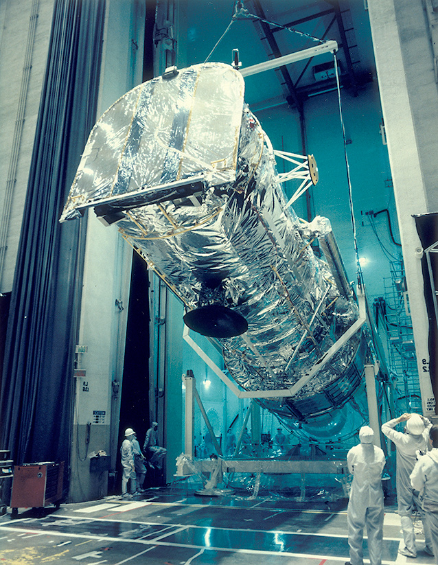 «Хаббл» начали строить в 1977 году и собирались запустить на орбиту в 1986 году, но запуску помешала катастрофа шаттла «Челленджер». Четыре года телескоп хранили в особом ангаре с искусственно очищенной атмосферой. Его содержание обходилось в 6 миллионов долларов в месяц