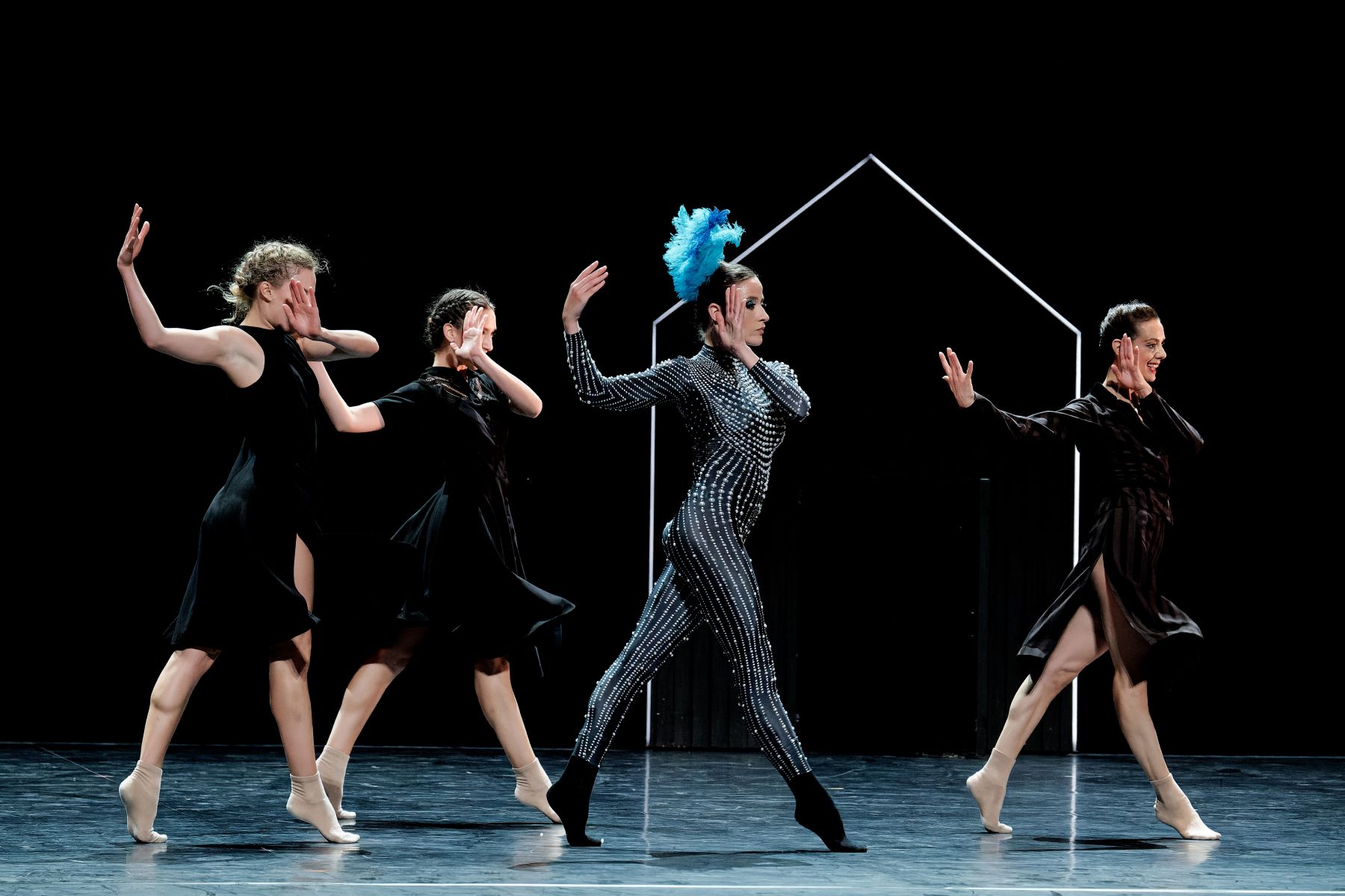 IMPASSE (Johan Inger), Ida Viikinkoski, Clémence Gross, Victoire Anquetil et Laurène Lévy (c) Agathe Poupeney 