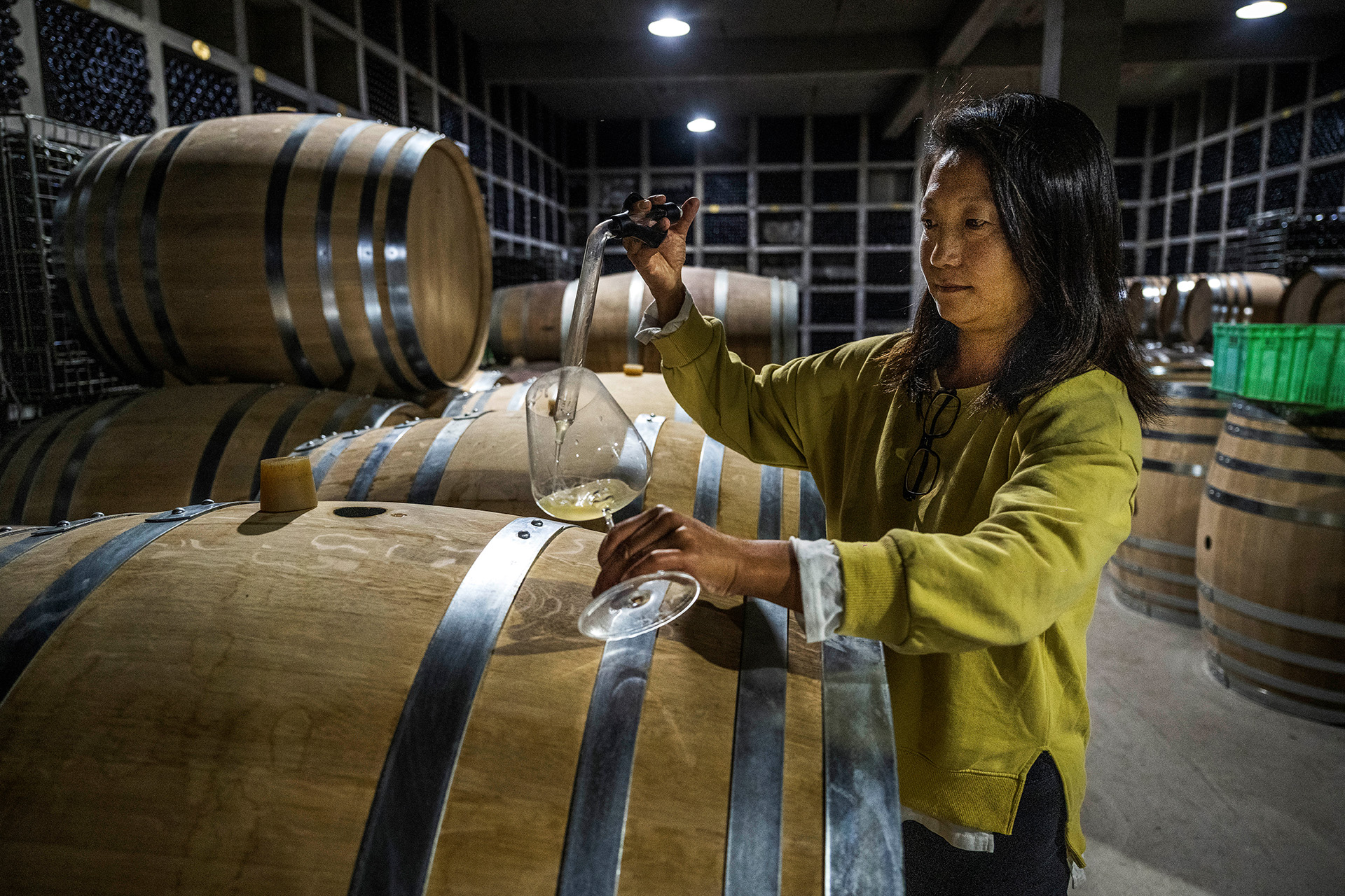 Владелица виноградника и винодел Эмма Гао пробует вино винодельни Silver Heights. Нинся Хуэйский автономный район, Китай.