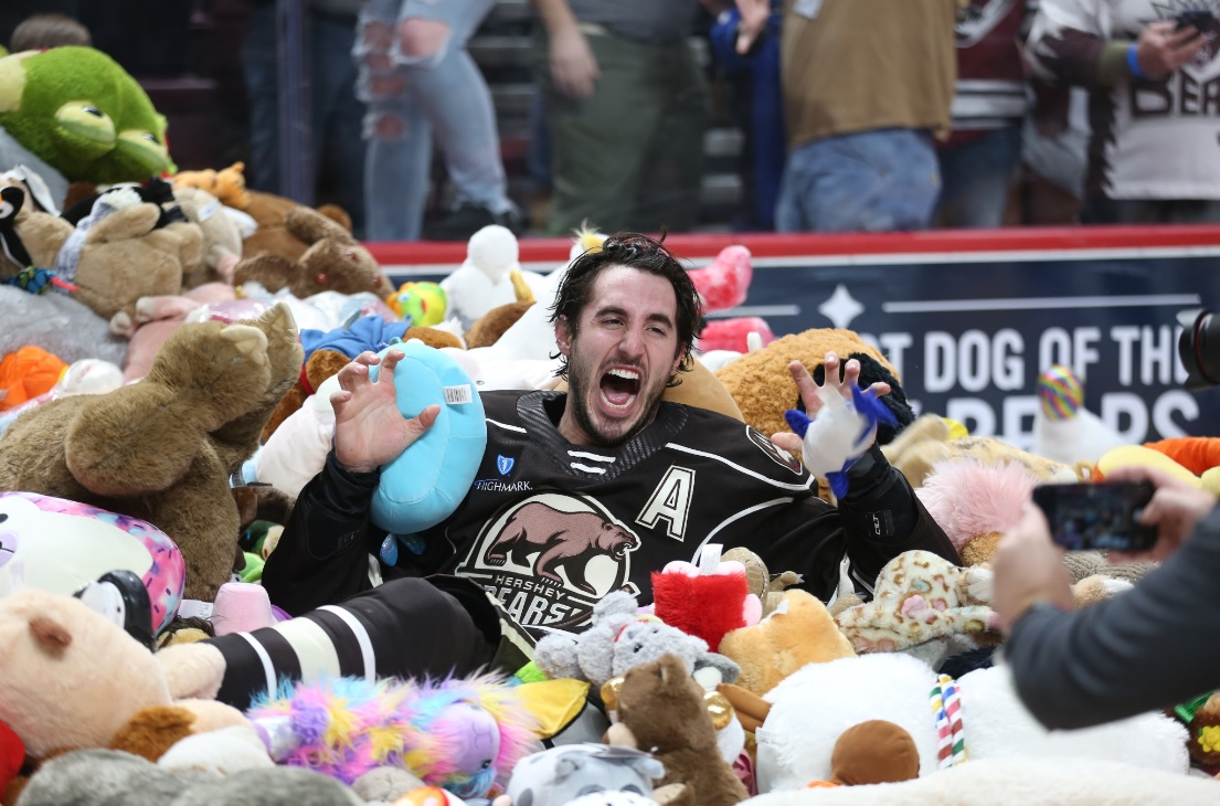 Игрок хоккейного клуба «Херши Бэрс» Майк Веккионе во время акции Teddy bear toss