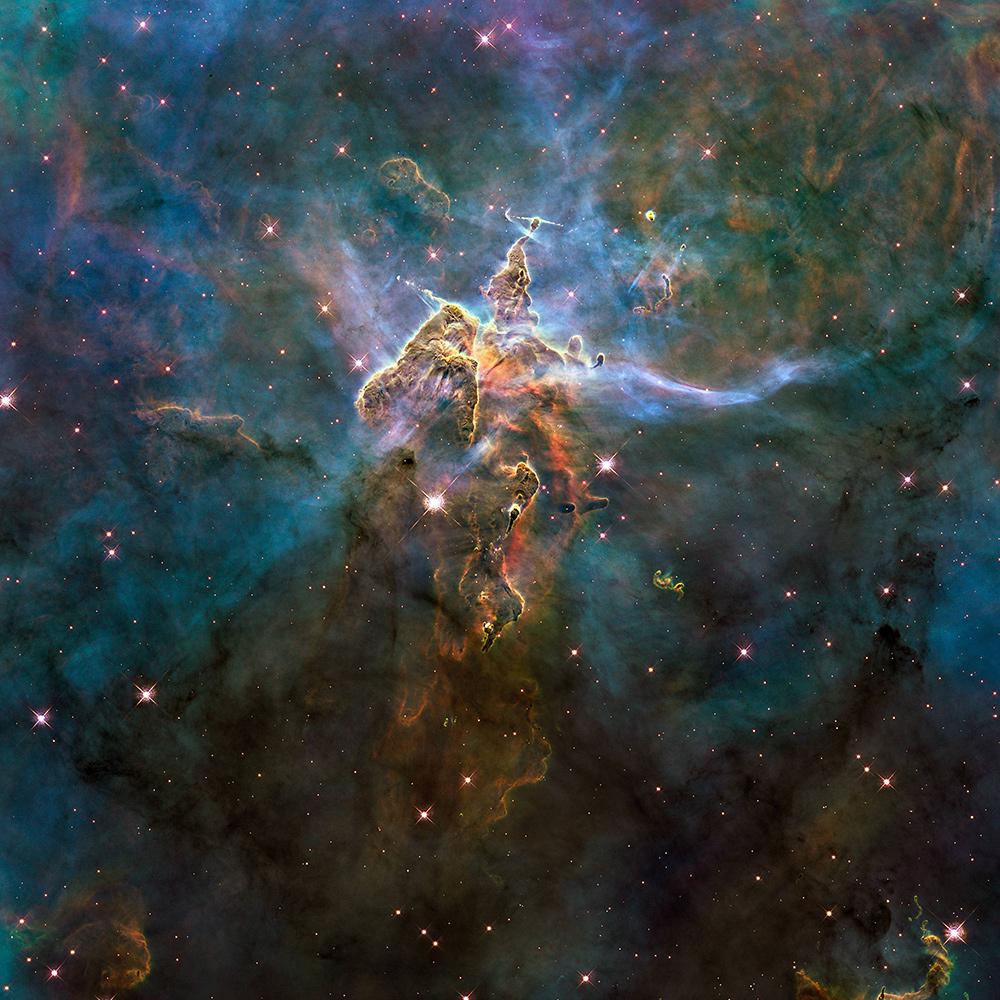 NGC 3372 — эмиссионная туманность, гигантское облако водорода в созвездии Киля. Внутри него еще две туманности поменьше и несколько звездных скоплений