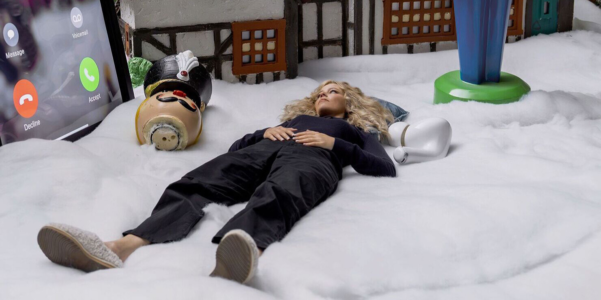 Дорогая, я уменьшил тебя: сериал «Миниатюрная жена» на Peacock