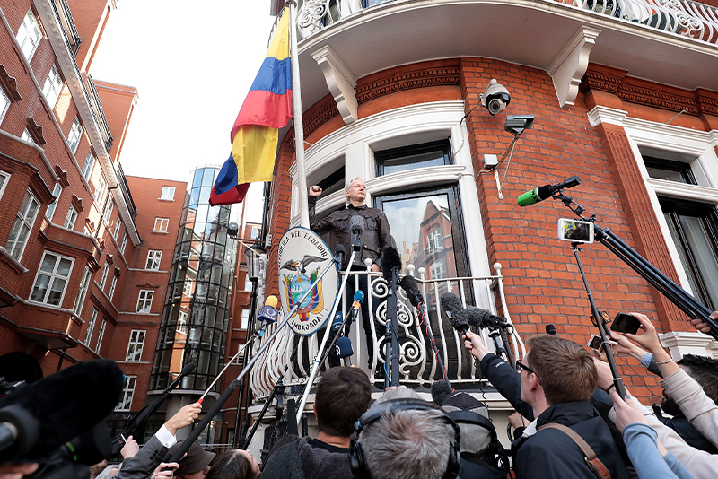 Джулиан Ассанж выступает перед журналистами с балкона посольства Эквадора в Лондоне, 19 мая 2017 год