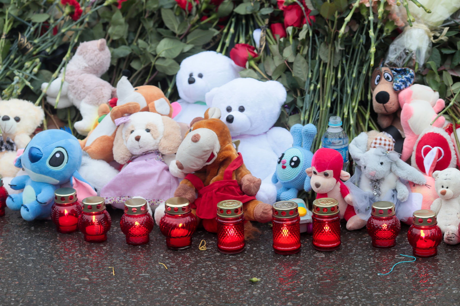 Цветы, свечи и мягкие игрушки в память о жертвах теракта в подмосковном «Крокус Сити Холле»