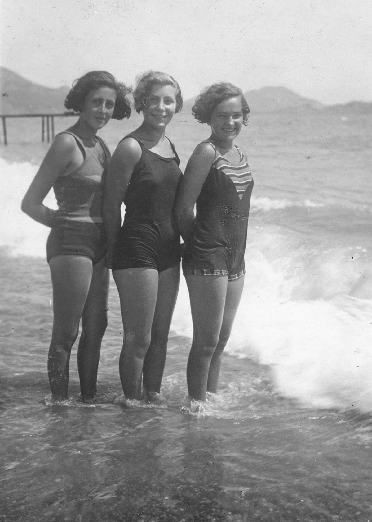 В Крыму, 1938 год. Зоя Борисовна (в центре) с подругами