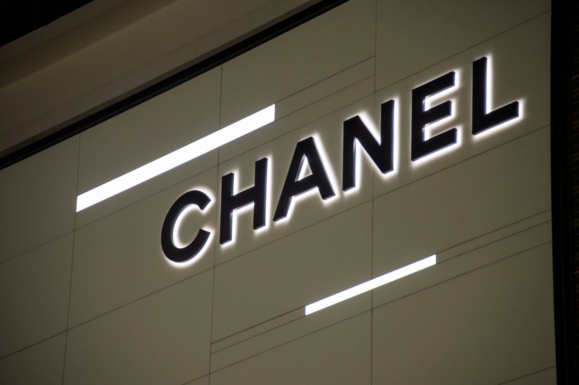 В центре Парижа грабители совершили налет на бутик Chanel