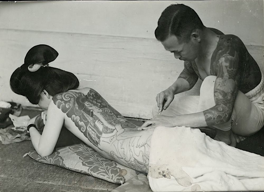 Процесс нанесения татуировки в Азии | Источник: br.pinterest.com