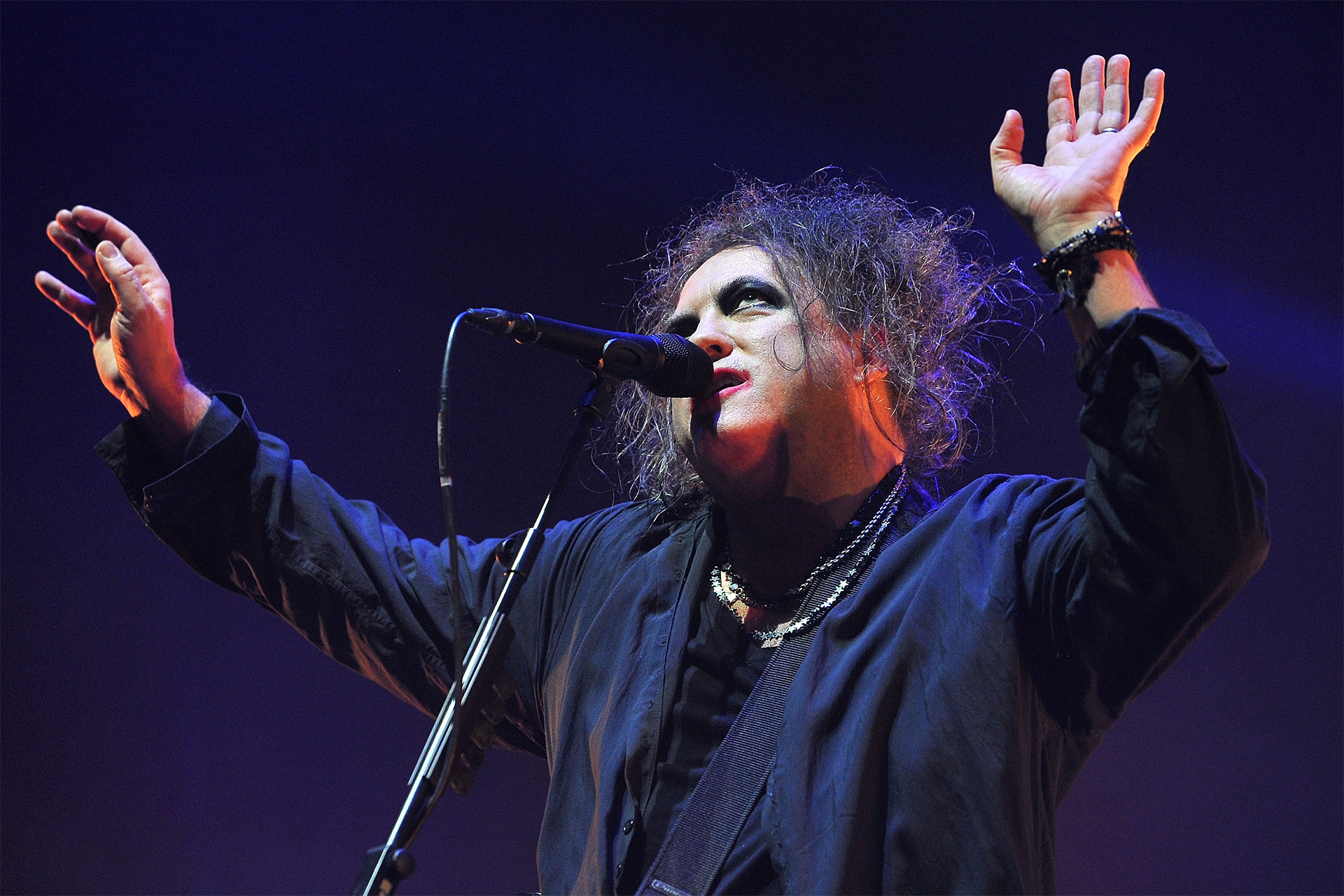 Солист группы The Cure Роберт Смит во время выступления&nbsp;