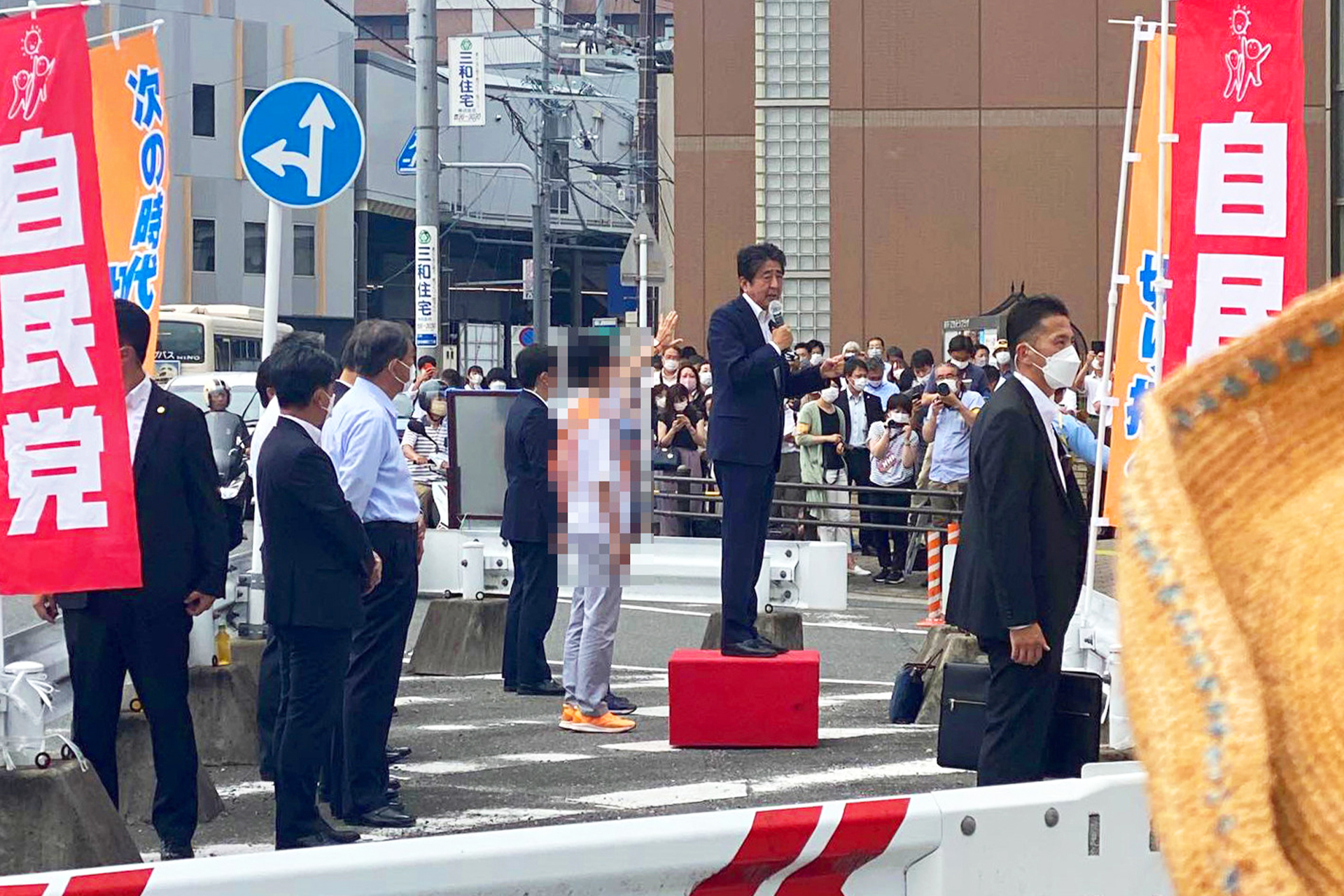 Бывший премьер-министр Японии  Синдзо Абэ выступает с предвыборной речью в городе Нара незадолго до стрельбы