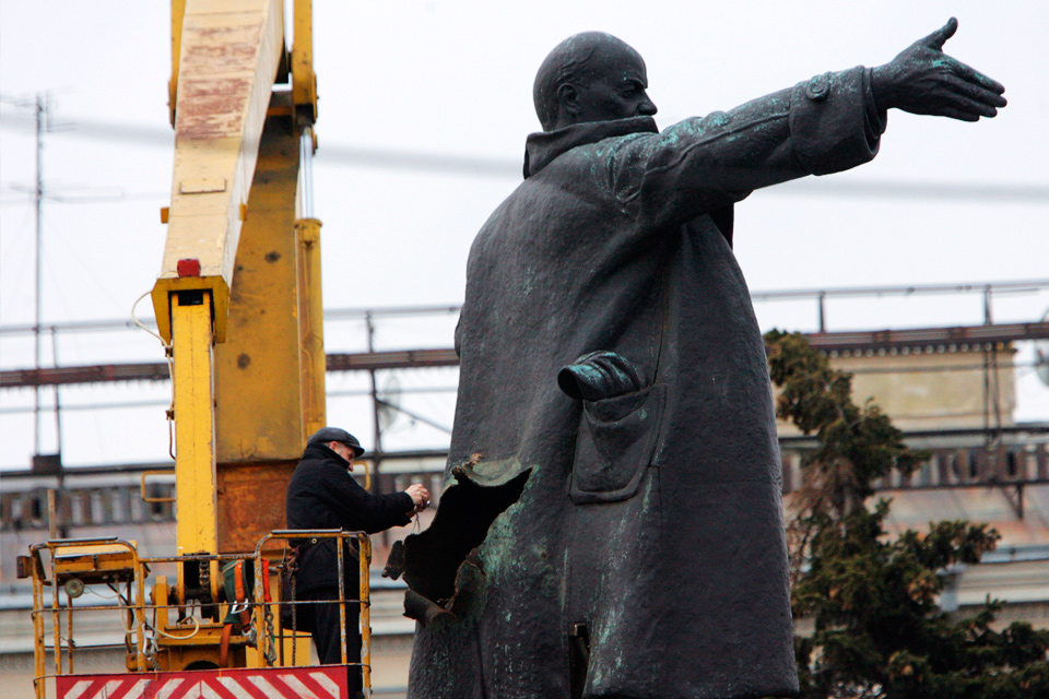 Памятник Ленину после взрыва, произошедшего 1 апреля 2009 года.
