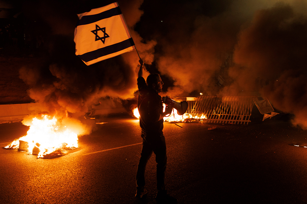 Демонстрант на шоссе «Аялон». Тель-Авив, 26 марта 2023 год