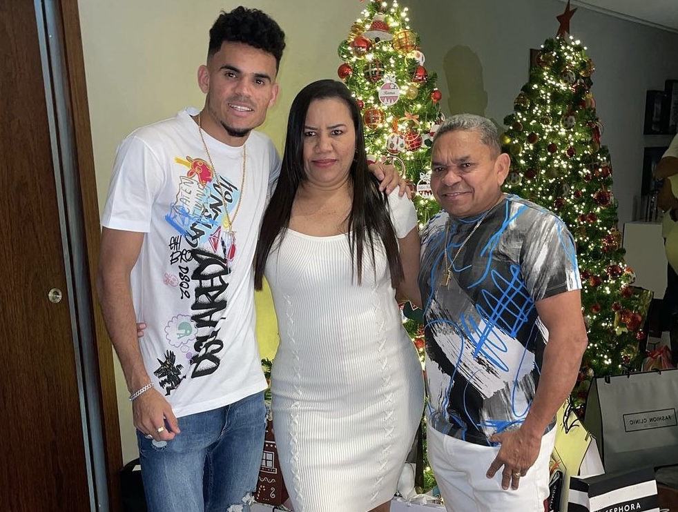 Луис Диас с родителями