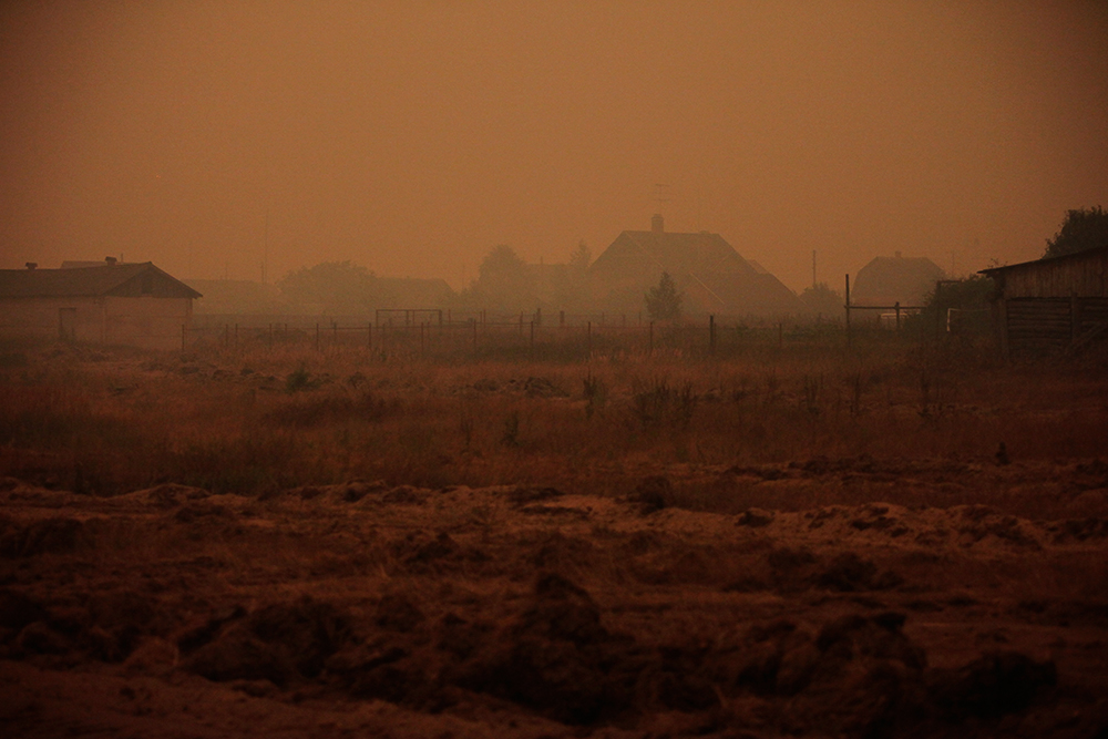 Село Лесное, окутанное пеленой дыма после пожара в  Московской области, 2 августа 2010 года