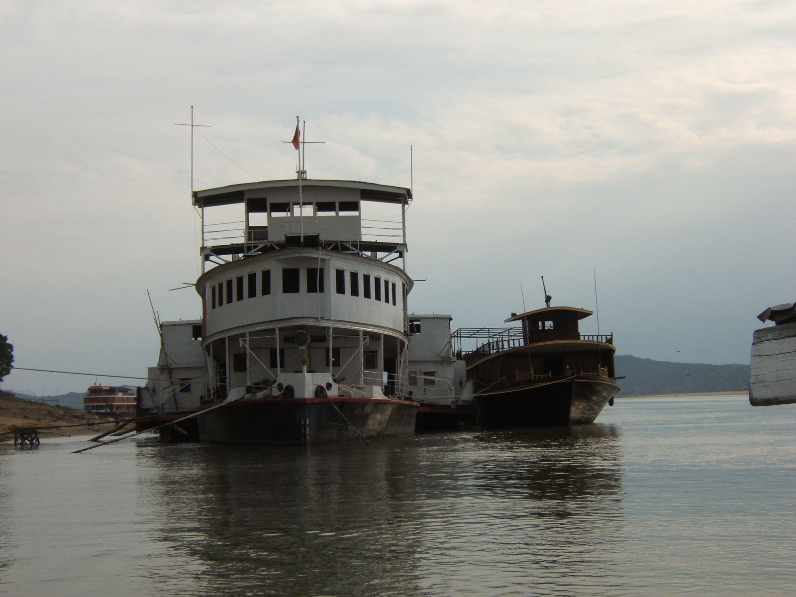 От колониального прошлого в Багане я запомнила стилизованные круизные корабли на реке Иравади. Фото автора