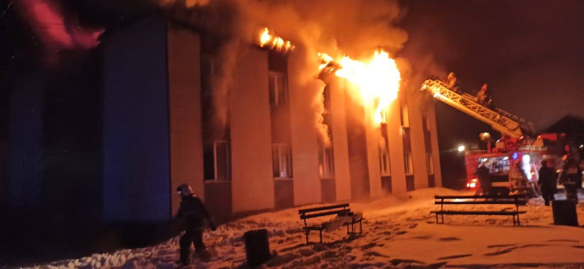 Пожар в двухэтажном деревянном доме в поселке Тымовское
