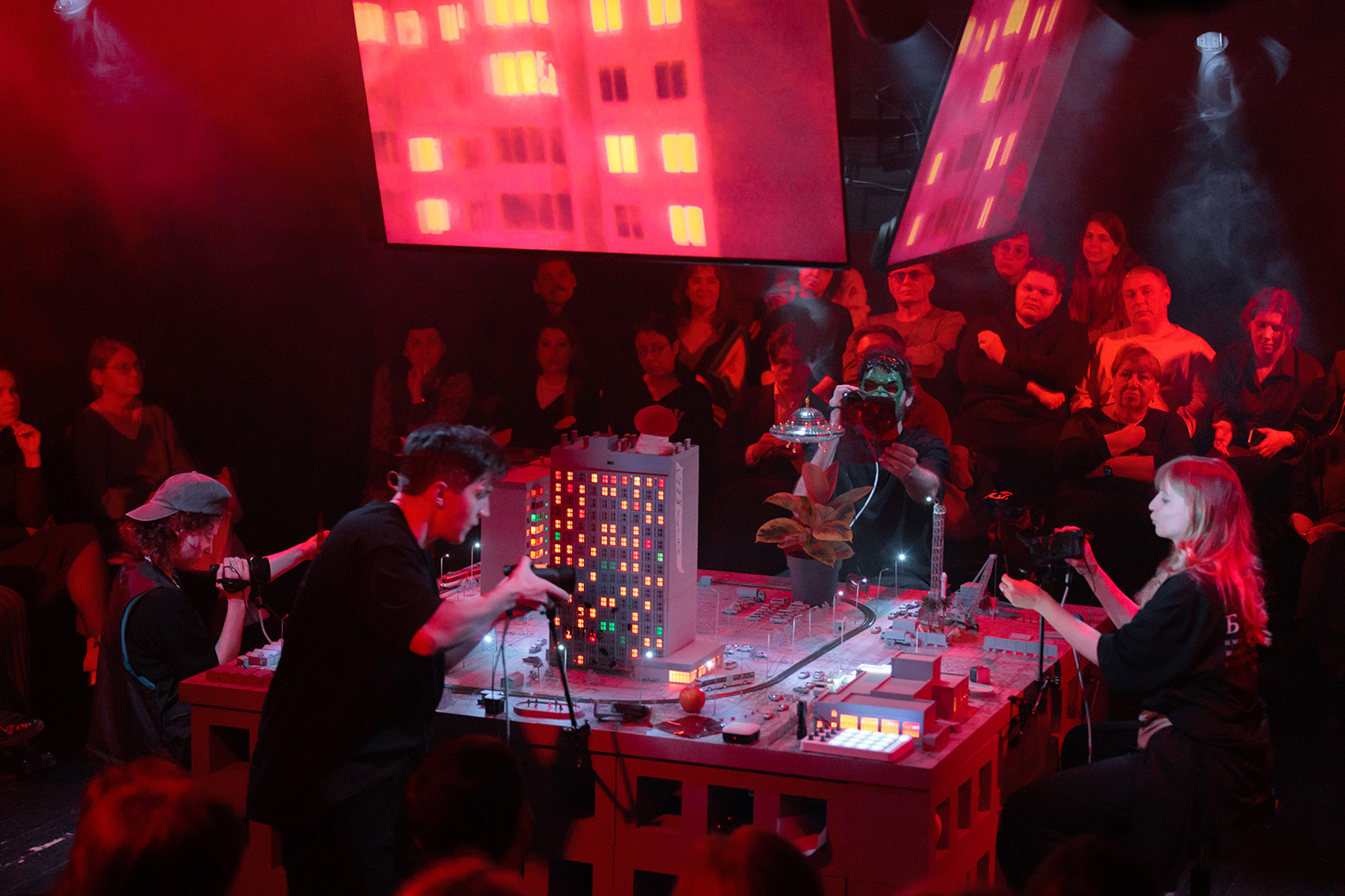 Сцена из спектакля «Вещи и ущи»