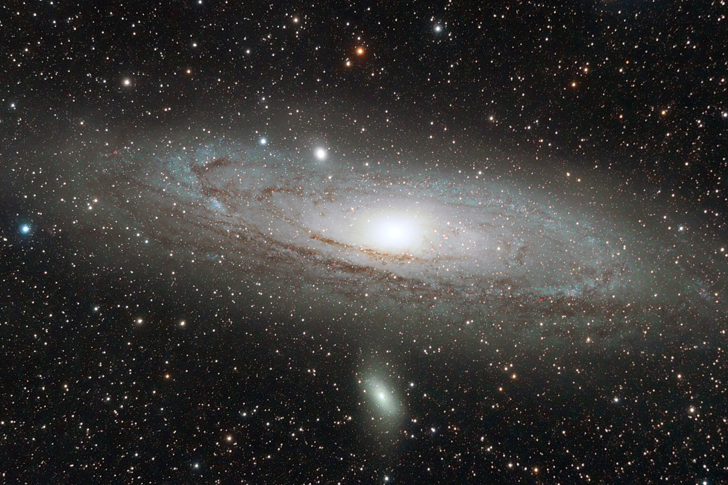 NGC 5584 — спиральная галактика NGC 5584 в созвездии Девы. На снимке «Хаббла» видны наиболее яркие звезды галактики, среди которых и меняющие свой блеск переменные звезды — цефеиды