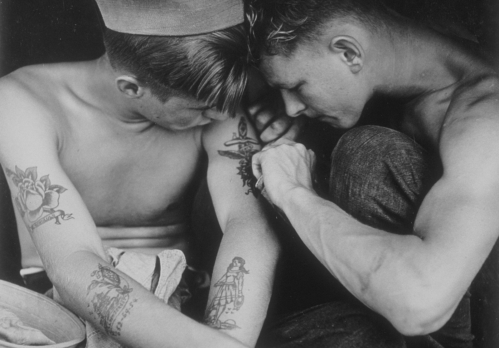 Нанесение татуировки у моряков | Источник: timeline.com