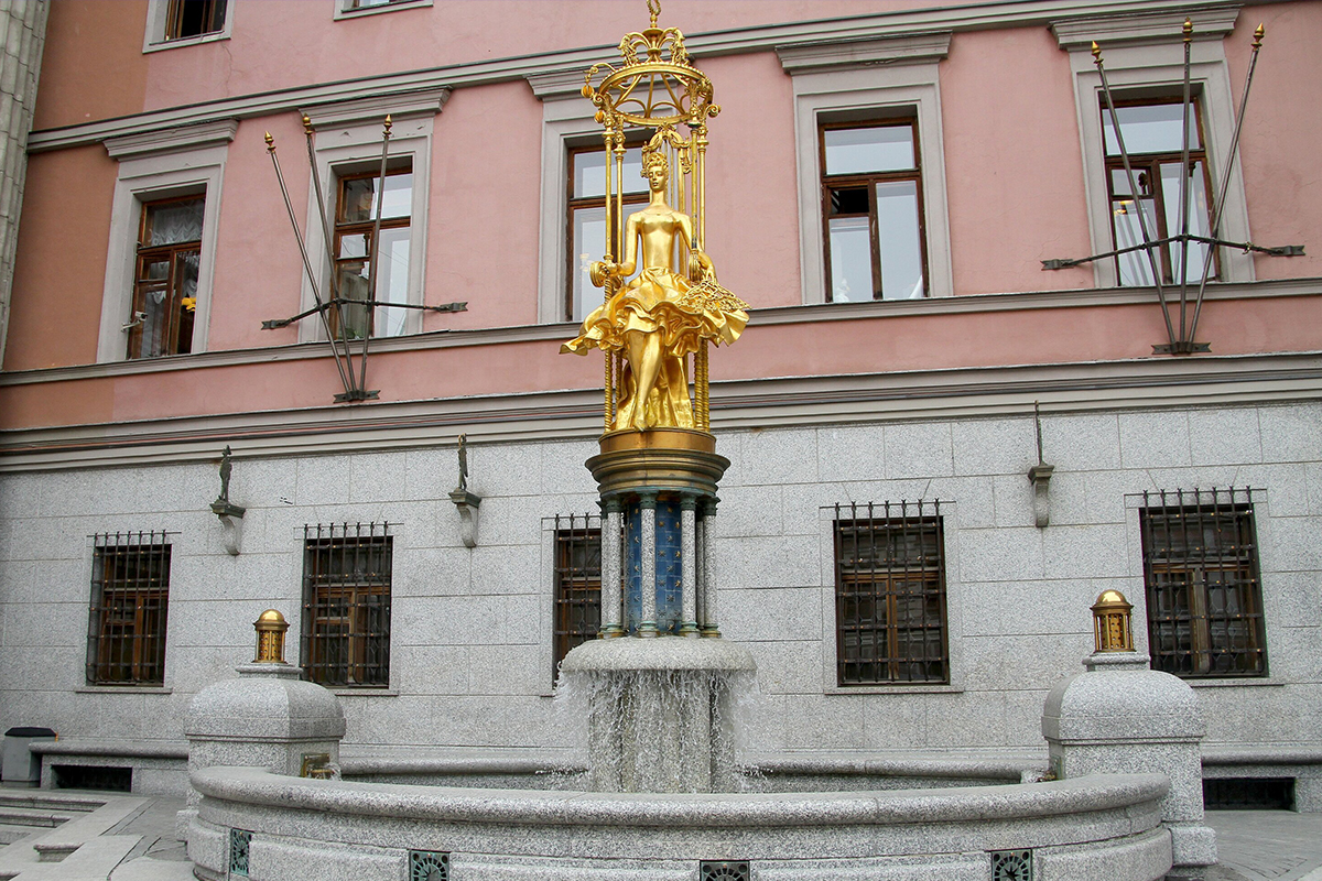 Скульптура «Принцесса Турандот» у театра имени Евгения Вахтангова на Старом Арбате
