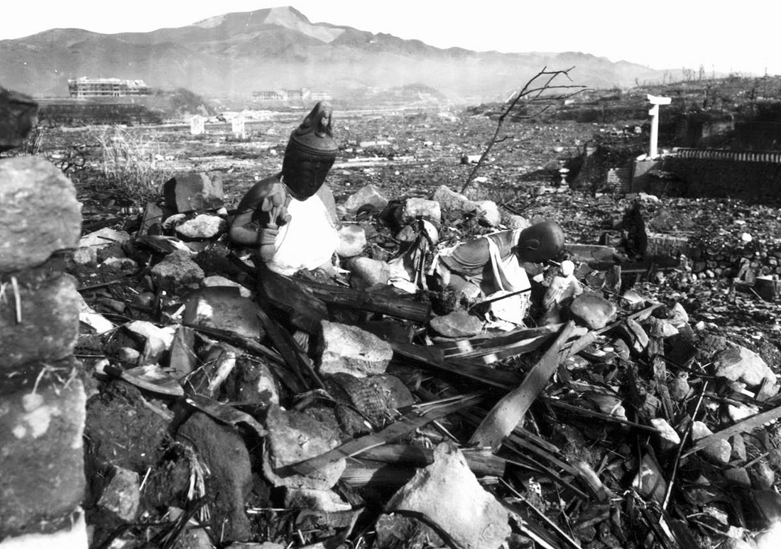 Остатки статуй на холме над разрушенным Нагасаки