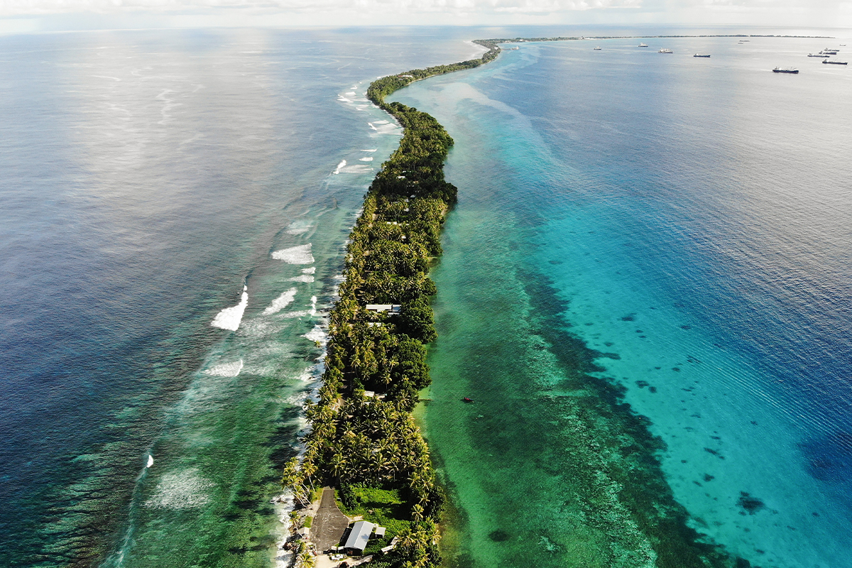 Вид с воздуха на полосу земли между Тихим океаном и лагуной в Фунафути, Тувалу